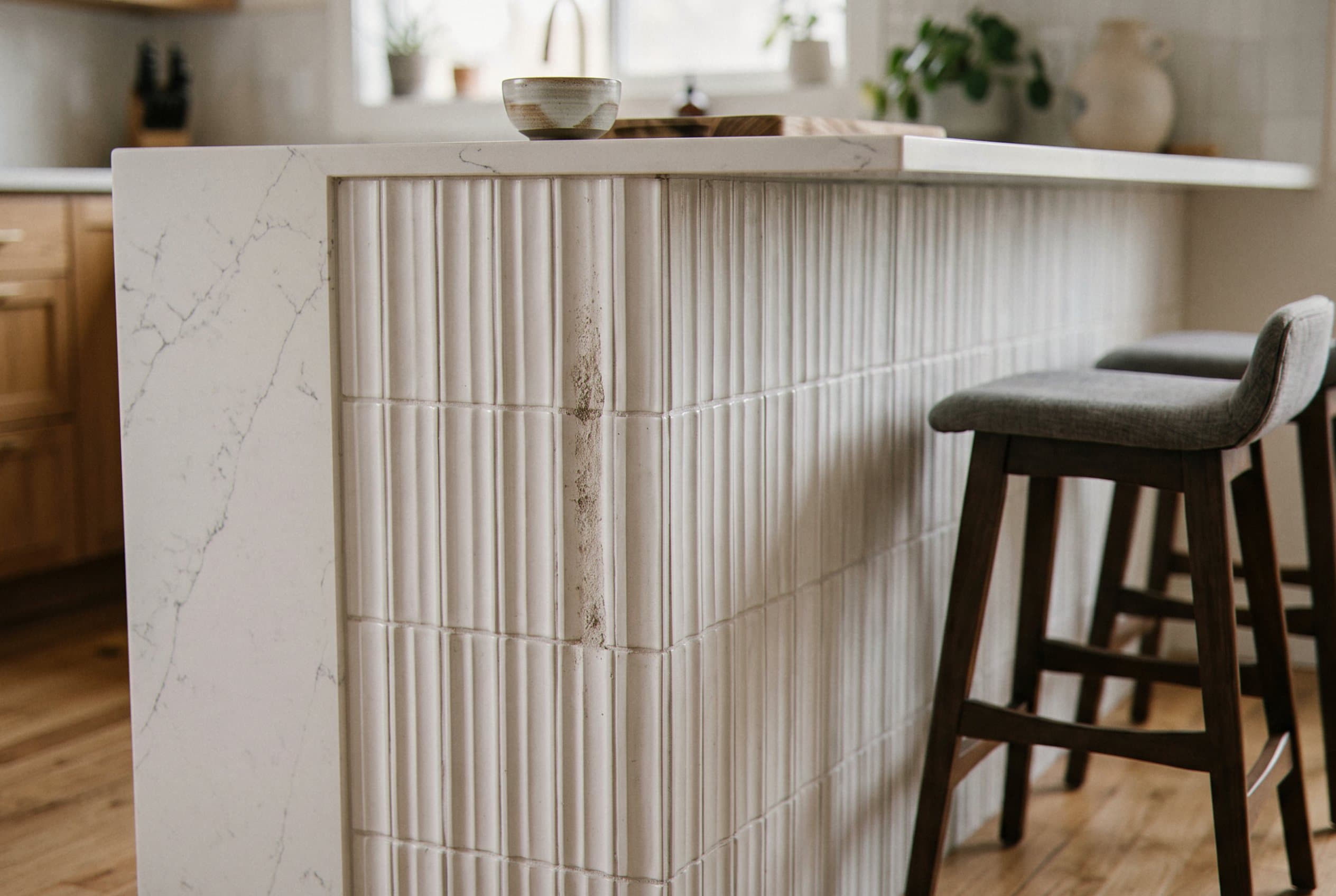 Tile accent on the side of a kitchen island